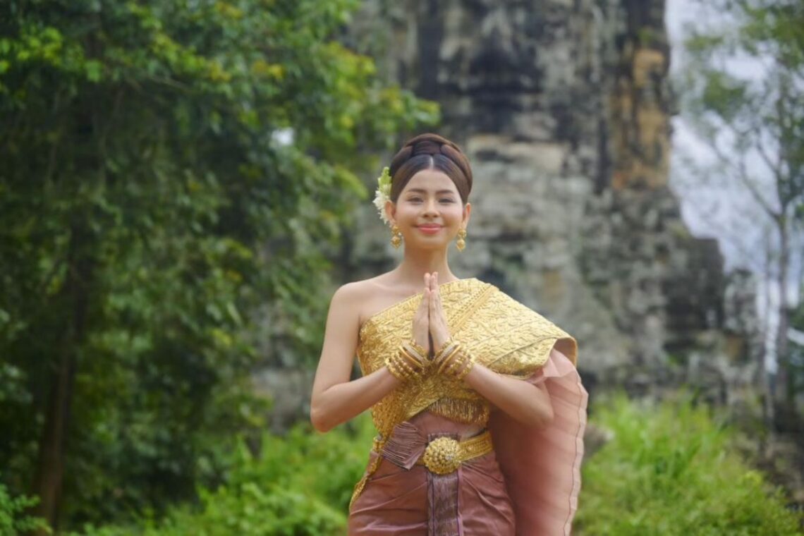 Kontroversi Miss Charm Kamboja: Dituduh Netizen Thailand Jiplak Slogan 'Land of Smiles' dan Busana Tradisional