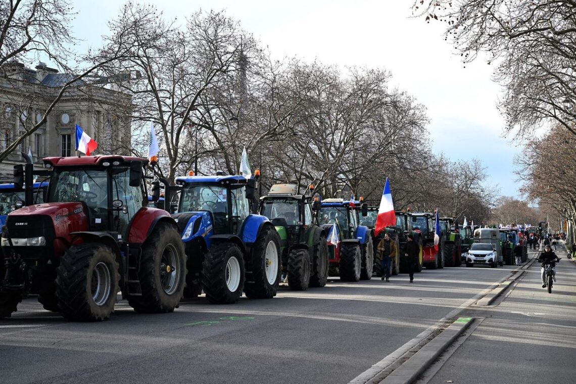 Krisis Agraria Perancis: Ratusan Traktor Kepung Paris dan Duduki Kawasan Parlemen